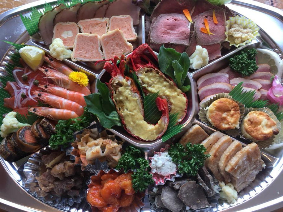 スペシャルオードブルは色とりどり。いろんなお料理を少しづつの限定50皿