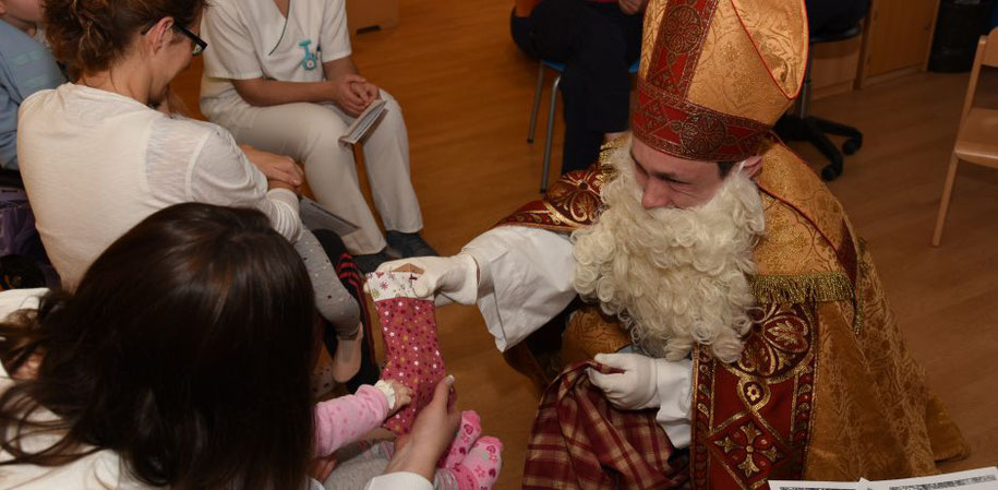Bischof Nikolaus besucht die kleinen Patienten in der Klinik für Kinder- und Jugendmedizin in Paderborn. © Katrin Sijbom