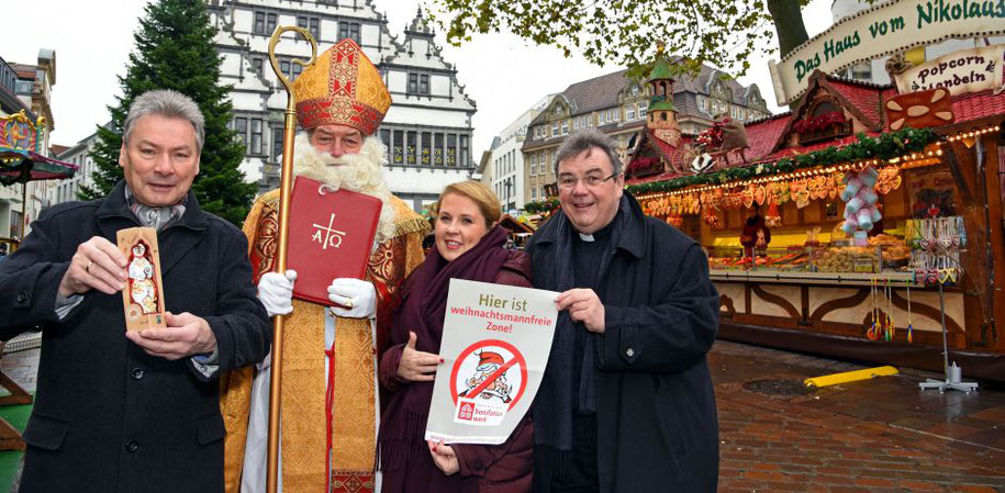 Stv. Bürgermeister von Paderborn, Dieter Honervogt, Geschäftsführer des Verkehrsvereins, Karl Heinz Schäfer, Patin der Weihnachtsmannfreien Zone, Maite Kelly und Generalsekretär des Bonifatiuswerkes, Msgr. Georg Austen (v.l.) © Patrick Kleibold