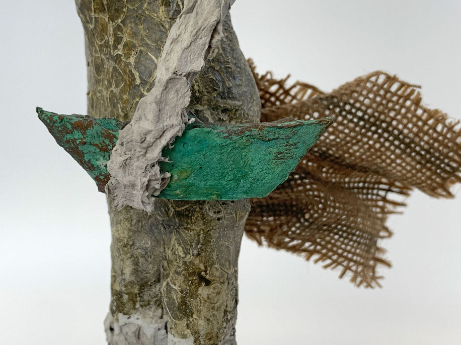 Detail: Zeitlose Skulptur von Claudia König, die ein kleines, gefaltetes Boot mit grün oxidierter Kupferpatina in den Händen trägt.