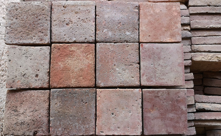 Terracotta-Bodenplatten antik