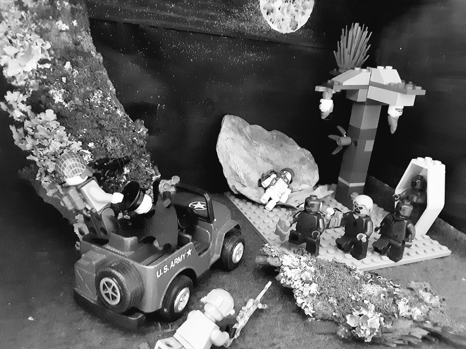 Diorama LEGO® forêt maudite – affrontement nocturne soldats contre créatures