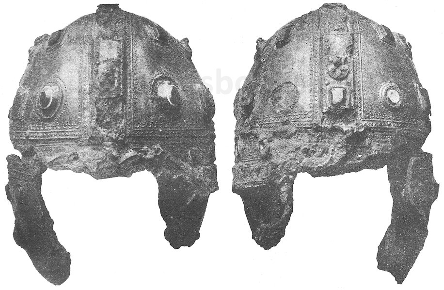 Links: Fig. 3. Der pannonische Helm, von vorn gesehen. Rechts: Fig. 4. Der pannonische Helm von rückwärts gesehen.