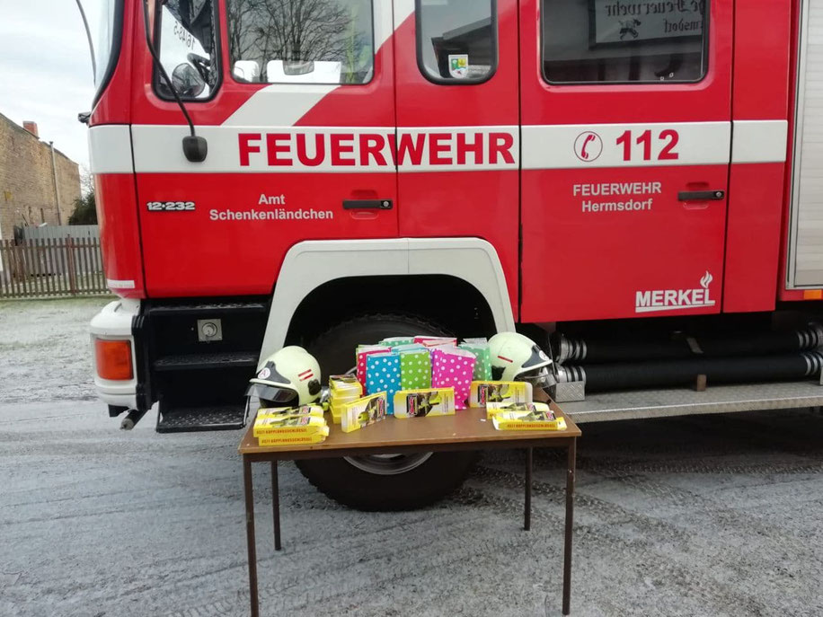 Feuerwehrauto und Geschenke