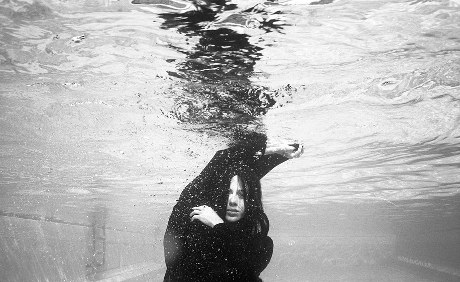 image: nina luca, dark fashion, dark fashion blog, nu goth, nikonos, nikonos v, analogue photography, analog photography, analog underwater photography, analogue underwater photography, swiss blogger, swiss fashion blogger, vjp.ch, VJP photography, vjp