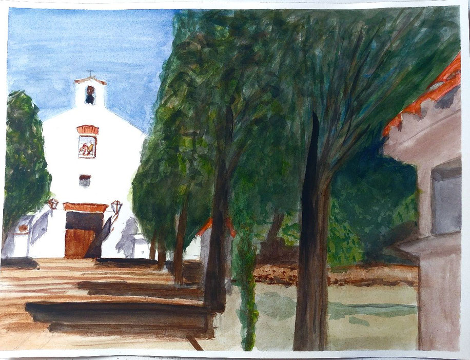 Ermita de Santo Domingo en Petrés, al final de un camino arbolado con luz clara y cielo azul.
