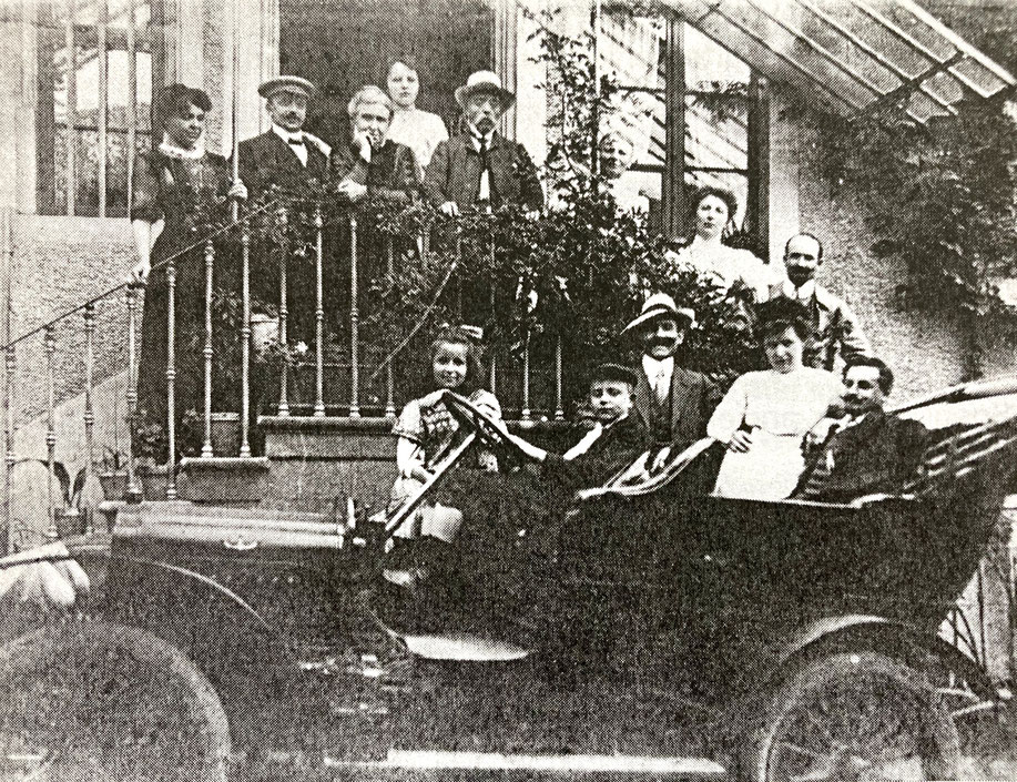 Frédéric Emile Trimbach ( 1839-1917) et sa famille sur le perron de leur propriété à Hunawihr