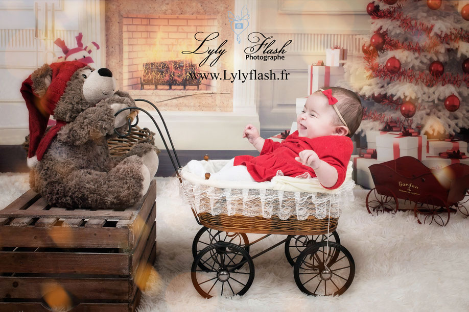 photo de bébé dans une poussette avec un doudou qui rigole, le bonheur de la joie pour Noël par lyly flash photographe 83 Toulon