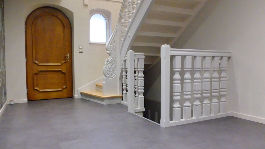 Escalier en hêtre décapé puis laqué en gris clair mat par anthonee