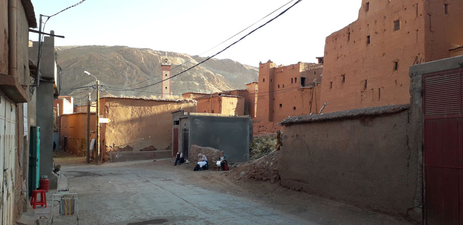 La fin de journée apporte les plus belles lumières, des ombres profondes et accueillantes qui structurent votre peinture.Boutharar