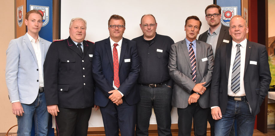 Von links: Pascal Gerlach, Gemeindebrandmeister Heino Veenekamp, Bürgermeister Theo Douwes, Apotheker Dr. Wolfgang Windmann, Schulleiter Rainer Bruns, Emsachse-Jobcoach Fabian Rode und Wirtschaftsförderer Manfred Bleeker
