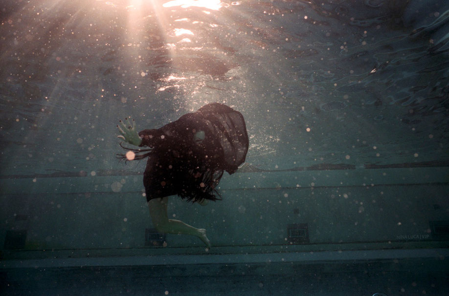image: nina luca, dark fashion, dark fashion blog, nu goth, nikonos, nikonos v, analogue photography, analog photography, analog underwater photography, analogue underwater photography, swiss blogger, swiss fashion blogger, vjp.ch, VJP photography, vjp