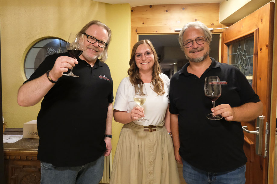 Drei Personen mit Weingläsern
