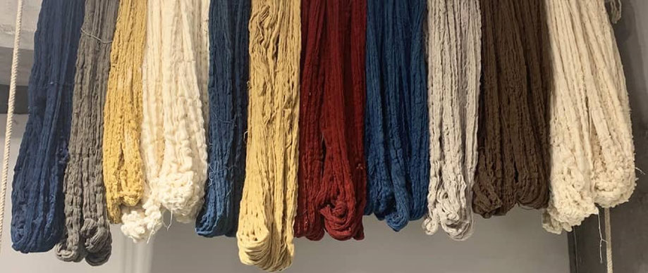 Écheveaux teintés à l'indigo, à la garance, etc.