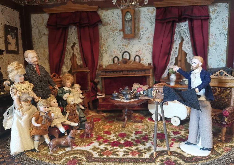 Familienfoto im Puppenhaus