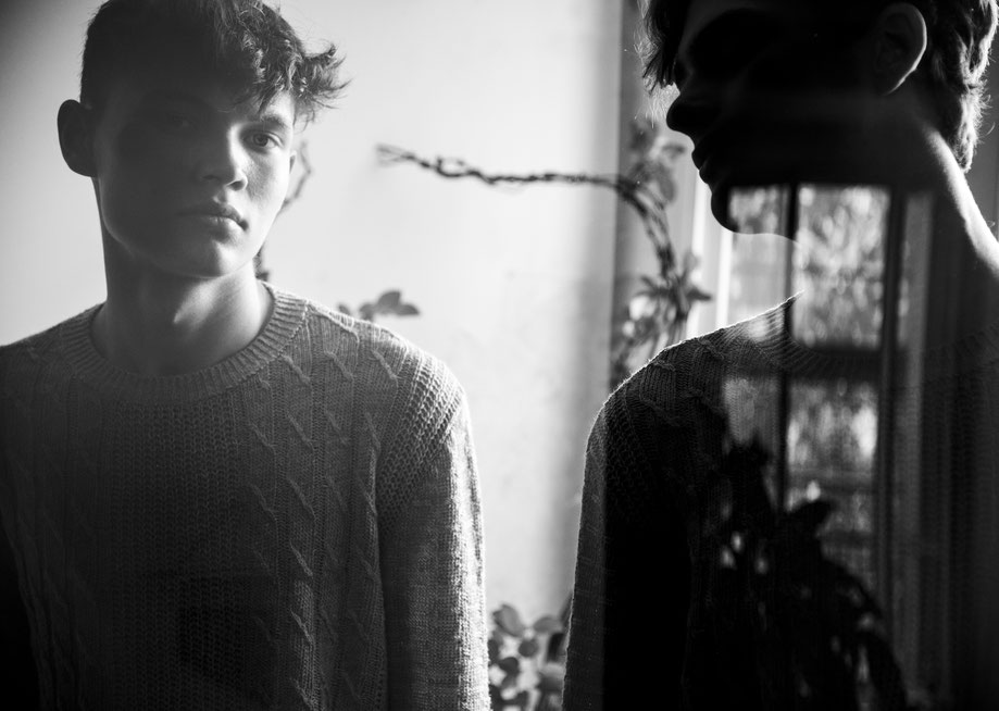 Portrait de deux hommes en noir et blanc prise dans un ancien appartement à Paris par Vivien Liskovsky