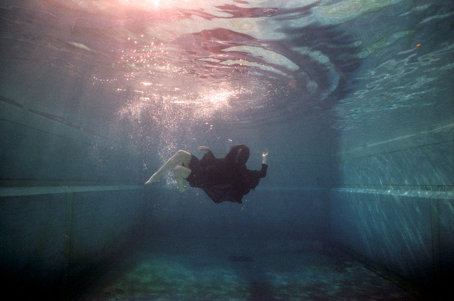 image: nina luca, dark fashion, dark fashion blog, nu goth, nikonos, nikonos v, analogue photography, analog photography, analog underwater photography, analogue underwater photography, swiss blogger, swiss fashion blogger, vjp.ch, VJP photography, vjp