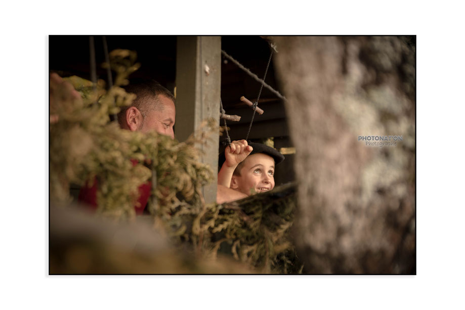 séance photo, avec un papa, un papi et un petit garçon qui a réalisé son rêve... de chouettes moments uniques en famille qui sont immortalisés. Les séances en extérieur aux couleurs d'automne sont superbes! Photonat'on Photographe à Lucq de Béarn