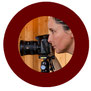 Roter Button mit Foto von Sandra Marek mit Stativ und Kamera