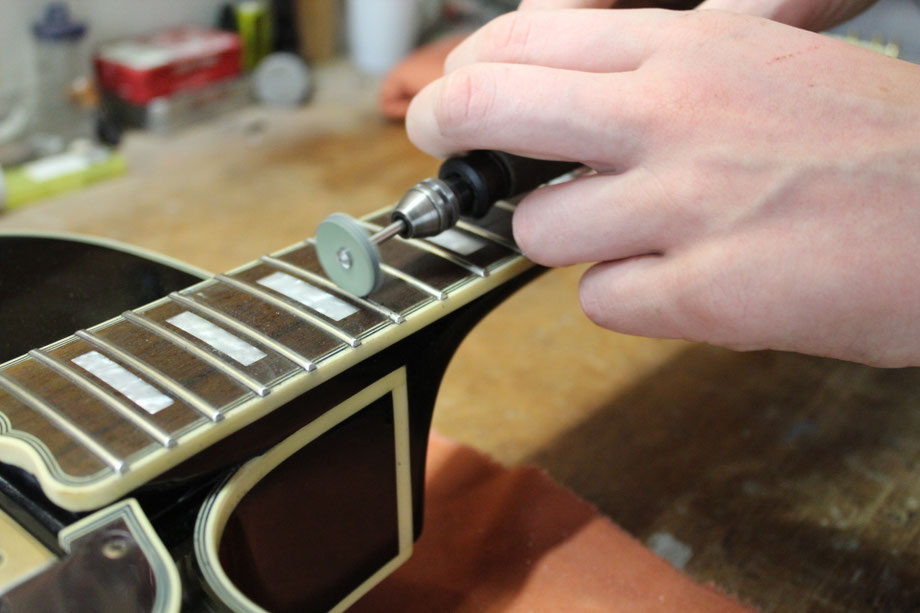 Cambio de trastes de guitarra eléctrica.