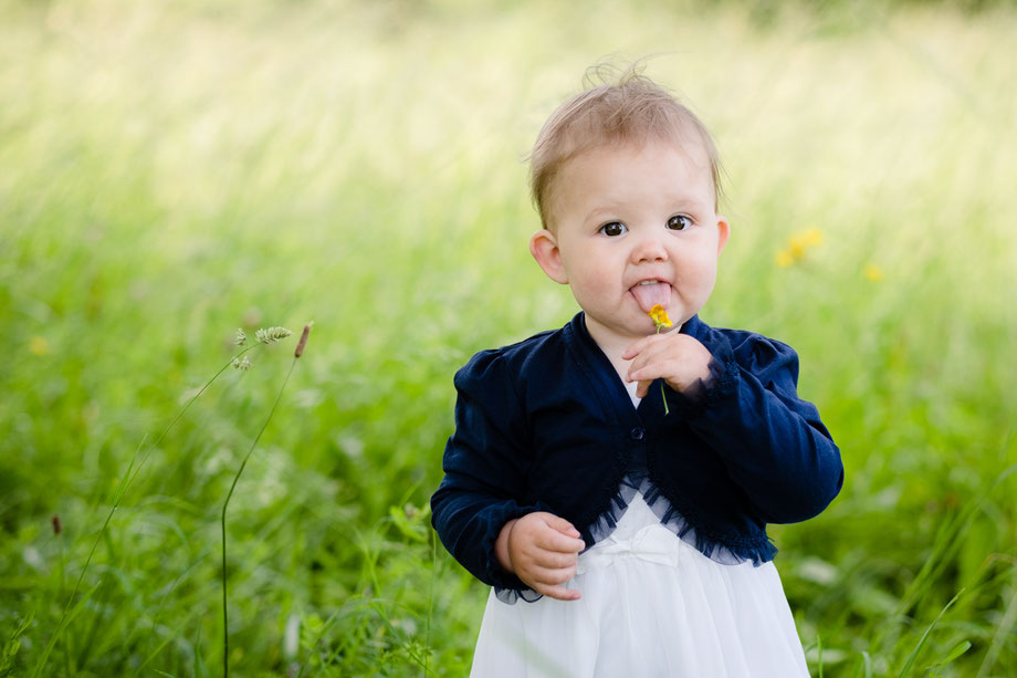 Kinder-Fotos: Schmeckt die Blume?