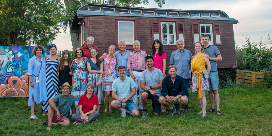Die Philipp-Kraft-Stiftung vernetzt Menschen und Organisationen: Team,Ehrenamtliche und Partner stellen sich zu einem Gruppenbild im Jugendpark der Kulturen auf