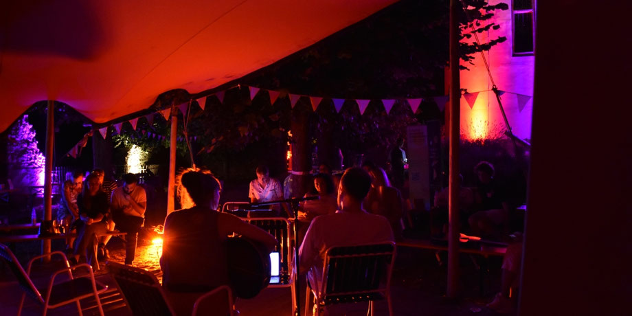 Kultur am Donnerstag KuDo - für Demokratie und Zusammenhalt. Musiker spielen abends im Jugendpark der Kulturen unterhalb der Kurfürstlichen Burg in Eltville am Rhein