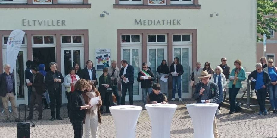 Kultur am Donnerstag KuDo - für Demokratie und Zusammenhalt. Musiker spielen abends im Jugendpark der Kulturen unterhalb der Kurfürstlichen Burg in Eltville am Rhein