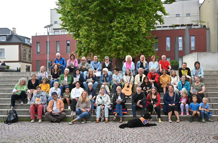 Kultur am Donnerstag KuDo - für Demokratie und Zusammenhalt. Musiker spielen abends im Jugendpark der Kulturen unterhalb der Kurfürstlichen Burg in Eltville am Rhein