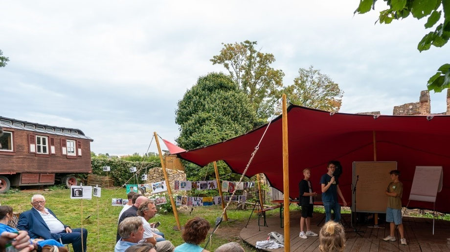 Jugendliche aus dem Rheingau teile ihre Träume und die Zukunft im Jugendpark der Kulturen mit Jung und Alt in Workshoppräsetantionen.o