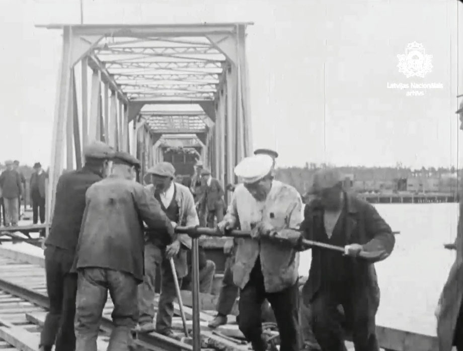 Разводка моста осуществлялась вручную 