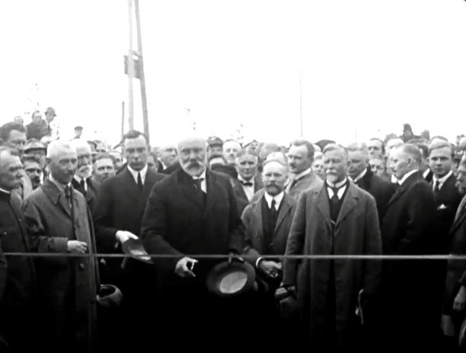 Председатель Учредительного Собрания Я. Чаксте открывает мост 24 августа 1922 года