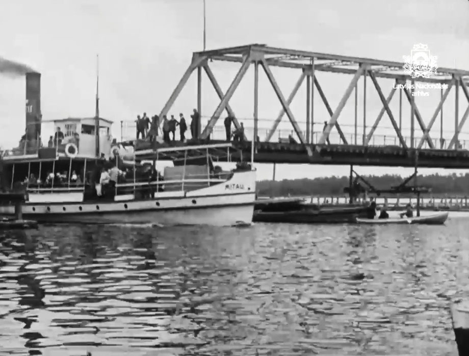 Мост имел разводную часть для пропуска пароходов 