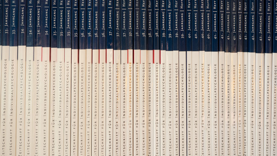 Foto vieler Ausgaben der Zeitschriften für Individualpsychologie