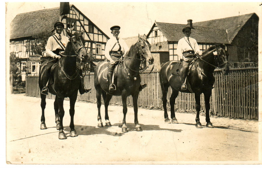 Eines der ältesten Fotos des Hofes. Im Vordergrund drei "Herolde" eines Festes in den 1920er Jahren 