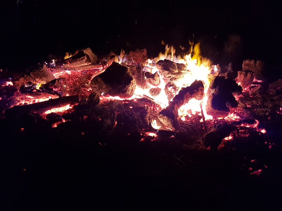 Beeindruckendes Farbenspiel. Das Feuer gegen 23 Uhr.