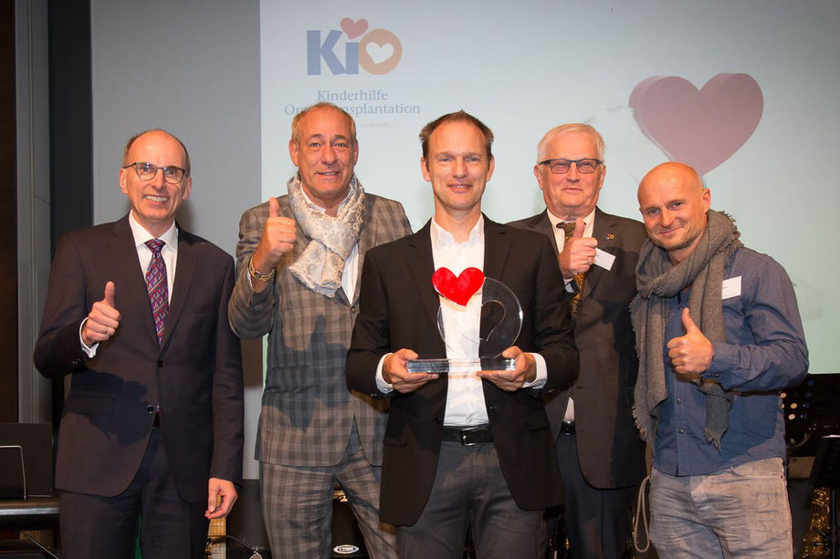 Foto, v.l.n.r.: Dr. Axel Rahmel (DSO), Peter Fischer (Eintracht Frankfurt), Jens Terjung, Reinhard Gödel (KiO), Thomas Zampach (Eintracht Frankfurt)