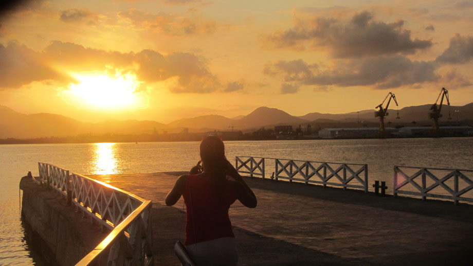 Einer dieser einfach tollen Sonnenuntergänge, dieses mal im Hafen von Santiago de Cuba.