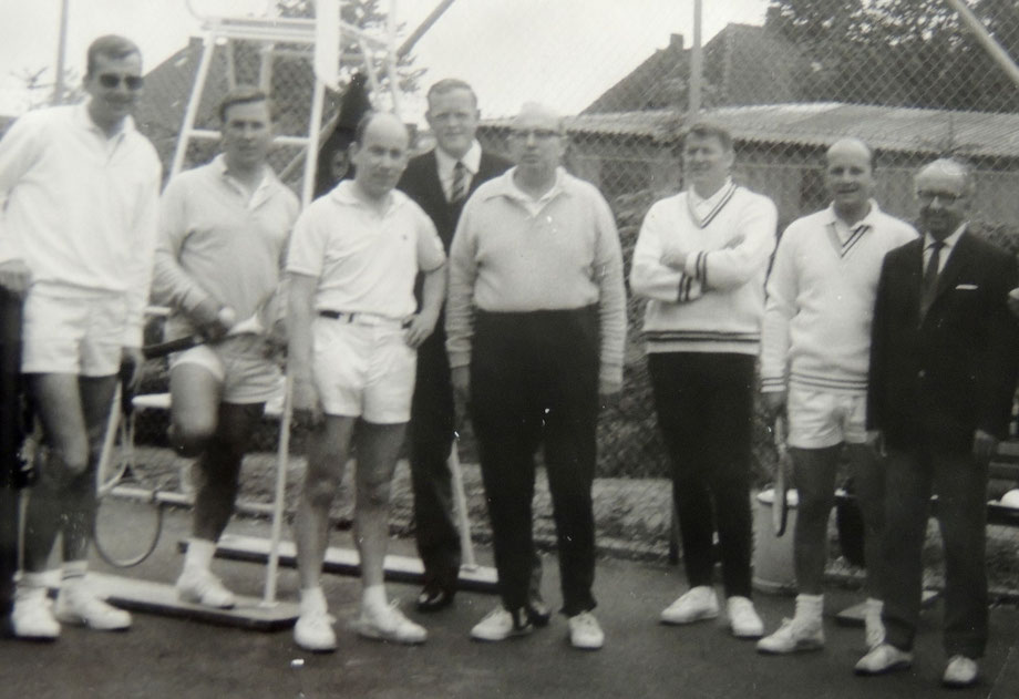 Der ersten Herrenmannschaft im Jahre 1968 gehörten neben Dr.Karsten Nühs (li) und Helmut Doose (5.v.li) auch die  Gründungsmitglieder Helmut Kwiatkowski,  Ingo Grünewald, Klaus Petersen, Knud Voss und Erwin Brümmer an. 