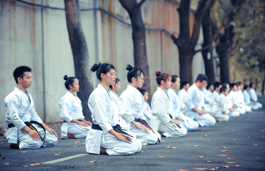 Karateka im Seiza