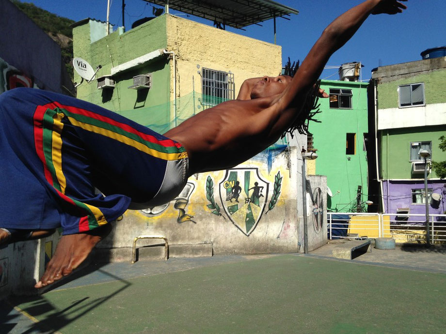 Capoeirista übt den Back Flip