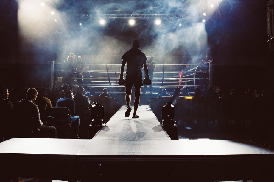 Ein Boxer geht auf den Boxring zu.