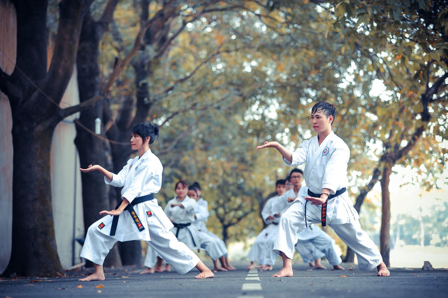 Karateka zeigen die Kata Empi