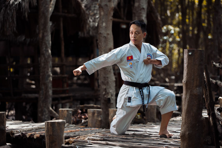 Karateka zeigt die Kata Empi