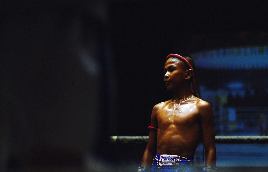 Ein junger thailändischer Junge als Muay Thai-Kämpfer