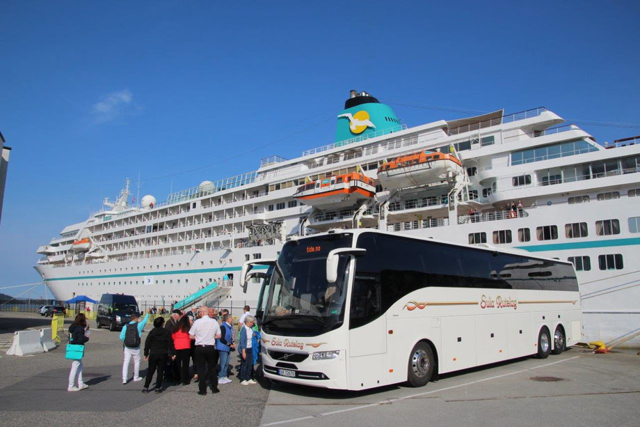 MS Amadea von Phhoenix Reisen liegt direkt im Stadthafen von Bergen in Norwegen...