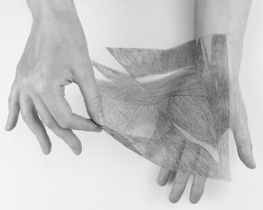 Photographies montrant la finesse et la translucidité du papier Tengujõ 6 g.