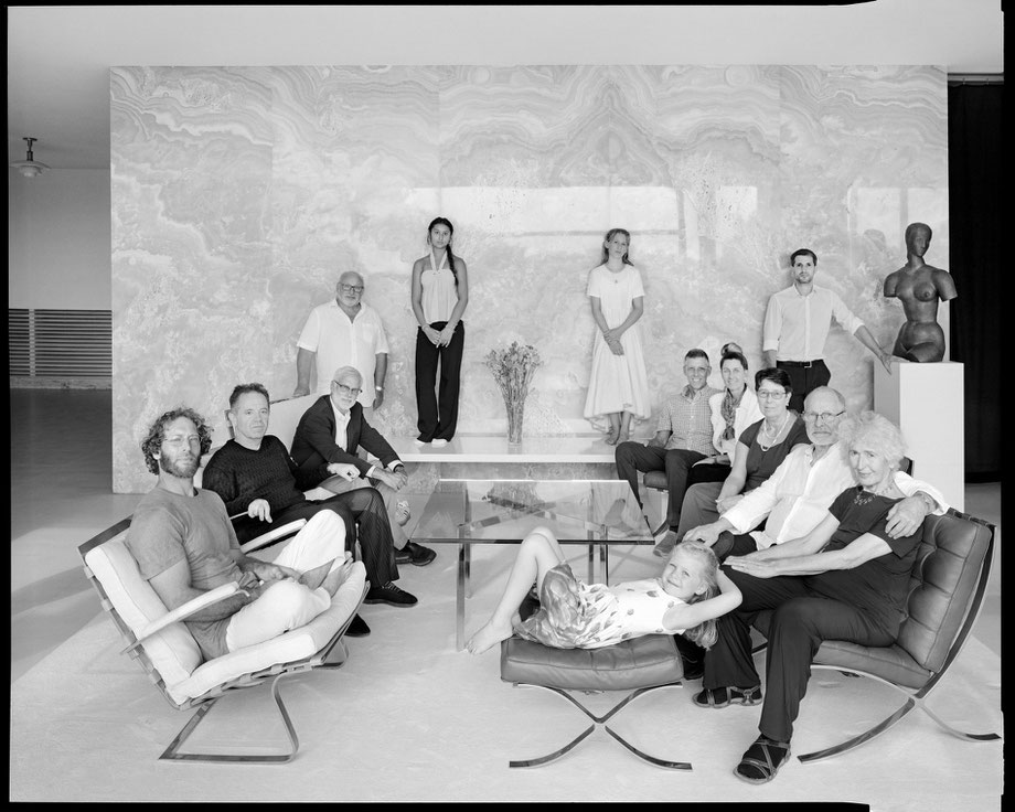 (from left): Matthias Hammer, *, Eduardo Tugendhat, Alexej Zinner, Sara Tugendhat, Naima and Anouk Herzog, Andrés, Karin and Marcia Tugendhat, Lukas Hammer, Ivo and Daniela Hammer-Tugendhat; *Daniel Low-Beer. 