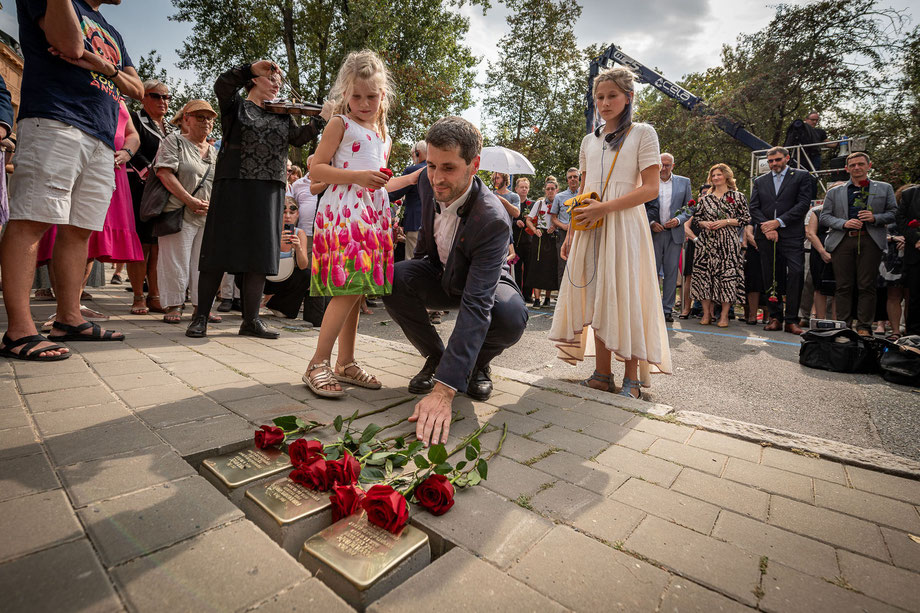 Lukas Hammer con sus dos hijas a las STOLPERSTEINE para Cecilie, Max y Friederike Hože; Foto: Jakub Šnaidr, 6.9.2024