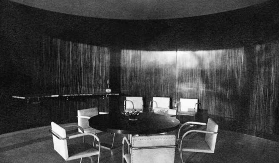 Haus Tugendhat, Speiseraum. Spiegelung der abendlichen Landschaft in der dunklen polierten Oberfläche des Furniers aus Makassar Ebenholz. Foto: Fritzi Tugendhat ca. 1932